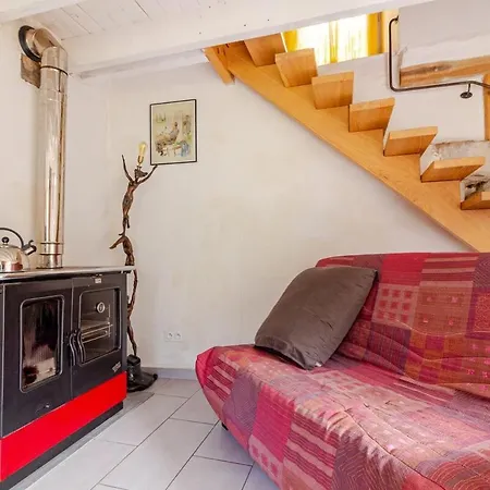 Maisonnette Dans Un Ecrin De Pierre Et De Verdure