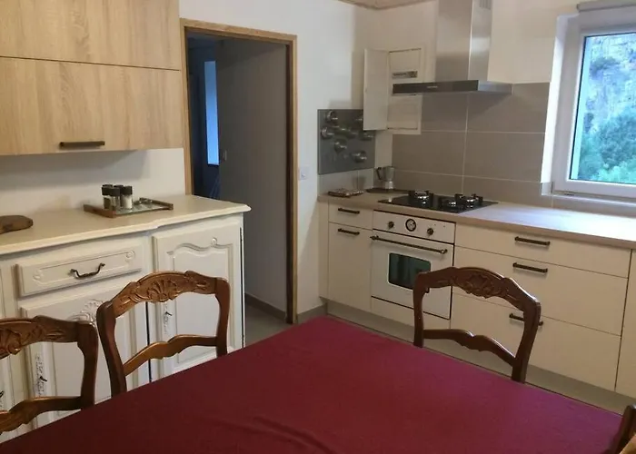 Maisonnette Dans Un Ecrin De Pierre Et De Verdure *