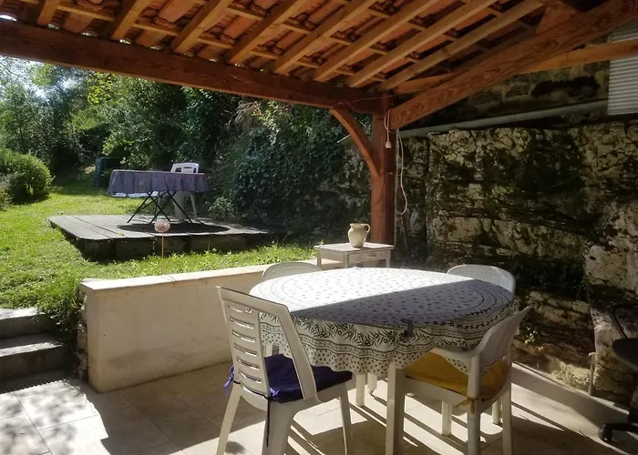 Maisonnette Dans Un Ecrin De Pierre Et De Verdure