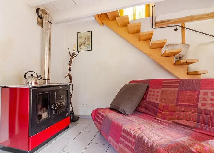 Maisonnette Dans Un Ecrin De Pierre Et De Verdure