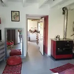 Maisonnette Dans Un Ecrin De Pierre Et De Verdure Cabrerets