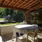 Maisonnette Dans Un Ecrin De Pierre Et De Verdure