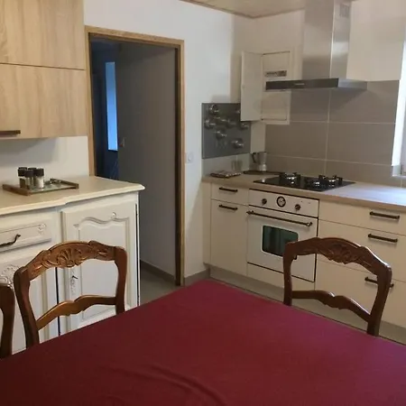 Maisonnette Dans Un Ecrin De Pierre Et De Verdure *