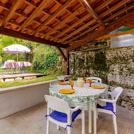 Maisonnette Dans Un Ecrin De Pierre Et De Verdure Ferienhaus